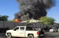 Bomberos combaten fuerte incendio en negocio de tarimas al oriente de Hermosillo