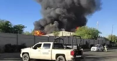Incendio en negocio de tarimas
