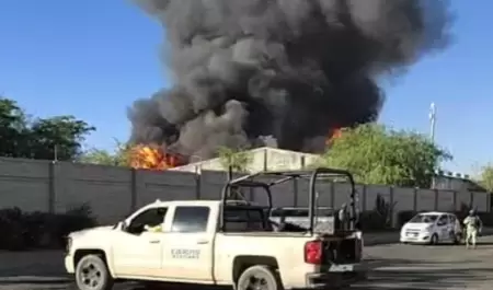 Incendio en negocio de tarimas