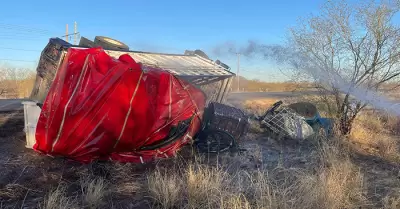 Vuelca camión con presunto "huachicol"