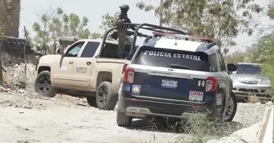 Hallan a un hombre sin vida en carro con impactos de bala