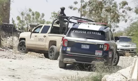 Hallan a un hombre sin vida en carro con impactos de bala