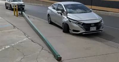 Conductor choca contra poste en el bulevar García Morales