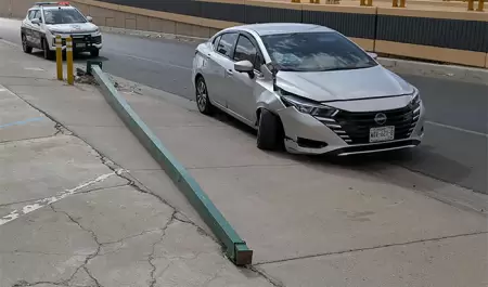 Conductor choca contra poste en el bulevar García Morales