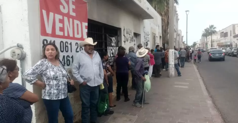 Fila para cobrar pensiones Bienestar