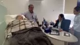 Mujer de 96 aos tiene que acudir en camilla al banco para poder cobrar su pensi
