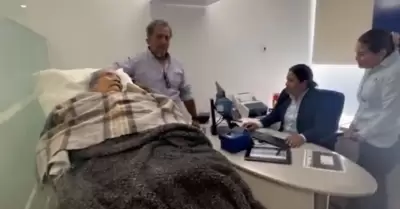 Mujer de 96 aos tiene que acudir en camilla al banco para poder cobrar su pensi