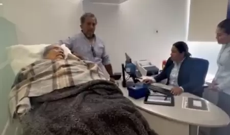 Mujer de 96 aos tiene que acudir en camilla al banco para poder cobrar su pensi