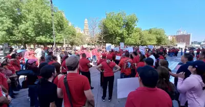 Maestros de escuelas federalizadas se manifestaron frente al Palacio de Gobierno