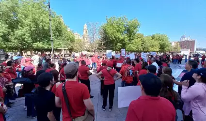 Maestros de escuelas federalizadas se manifestaron frente al Palacio de Gobierno