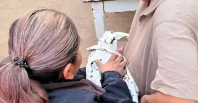Policías auxilian a mujer que dio a luz