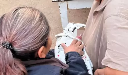 Policas auxilian a mujer que dio a luz