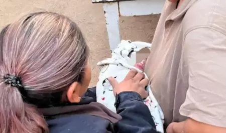 Policías auxilian a mujer que dio a luz
