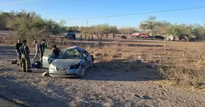 Volcamiento en la entrada al ejido Mesa del Seri