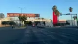 Tráiler que transportaba tubos se atora en puente peatonal del bulevar Luis Enci
