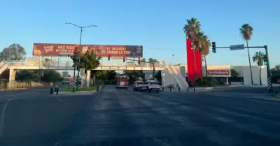 Tráiler que transportaba tubos se atora en puente peatonal del bulevar Luis Enci