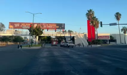Triler que transportaba tubos se atora en puente peatonal del bulevar Luis Enci