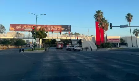 Triler que transportaba tubos se atora en puente peatonal del bulevar Luis Enci