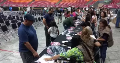 Entrega de uniformes escolares en Hermosillo