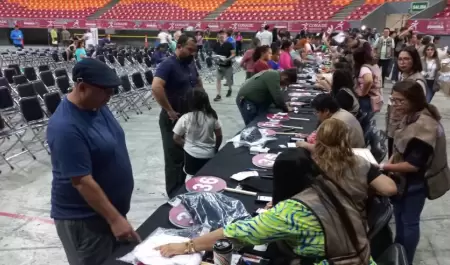 Entrega de uniformes escolares en Hermosillo