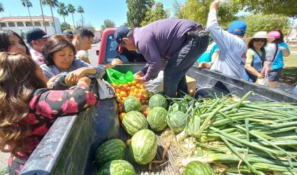 Venta de frutas y verduras de estudiantes de la Unison