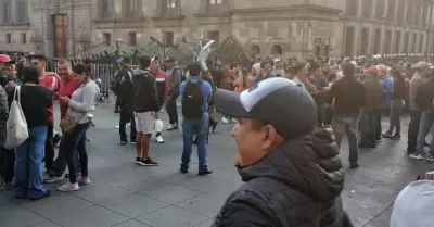 Maestros de la CNTE bloquean accesos a Palacio Nacional