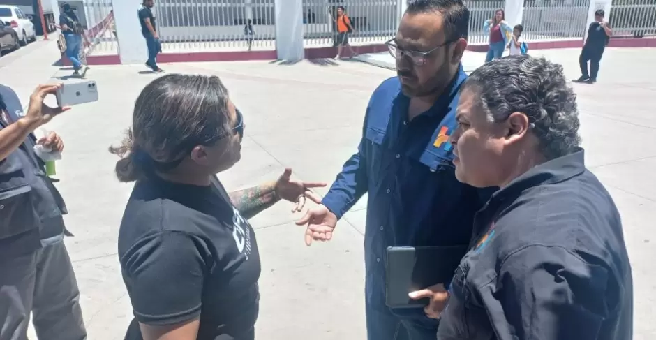 Luis Miguel Varga dialoga con una madre de familia