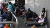 Maestros de la CNTE bloquean accesos a terminales del AICM