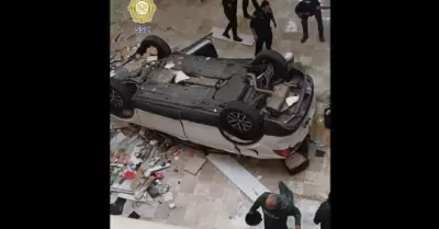 Cae camioneta