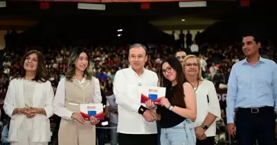 Entregan becas "Sonora de Oportunidades"