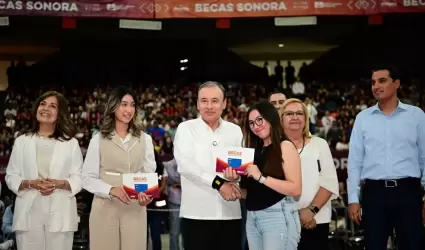 Entregan becas "Sonora de Oportunidades"