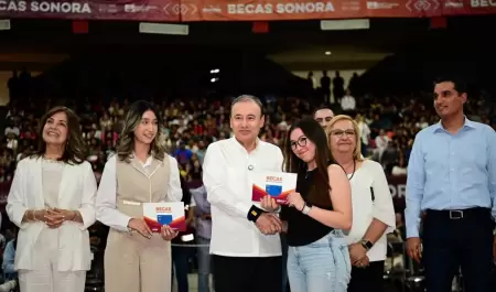 Entregan becas "Sonora de Oportunidades"
