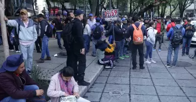 Concentración de trabajadores de la CNTE