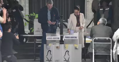 Claudia Sheinbaum acude a votar acompañada de su esposo