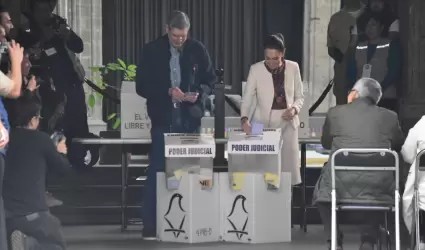 Claudia Sheinbaum acude a votar acompaada de su esposo