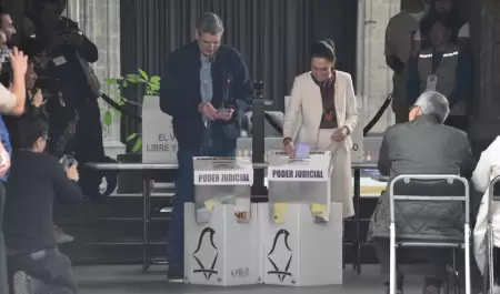 Claudia Sheinbaum acude a votar acompaada de su esposo