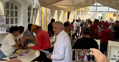 Andrés Manuel López Obrador acude a votar en elección judicial