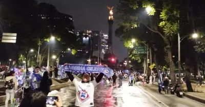 Aficionados del Cruz Azul festejan en la glorieta del ngel de la Independencia