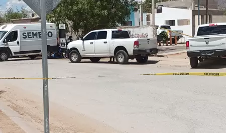 Dejan cuero frente a un knder en Villa del Real