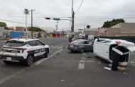 Aparatoso choque-volcamiento se registra en la colonia Balderrama
