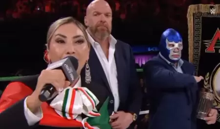 Deyra Barrera se equivoca al entonar el Himno Nacional