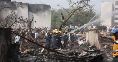 Pasajero sale con vida y caminando tras accidente mortal del avión de Air India