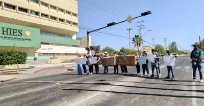 Padres protestan en el HIES
