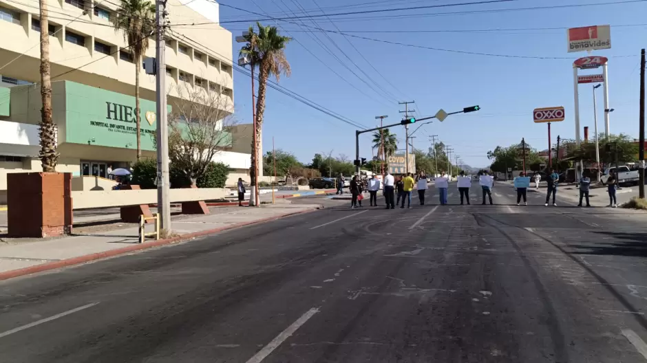 Padres protestan en el HIES