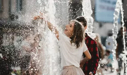 Personas jugando con agua