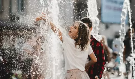 Personas jugando con agua