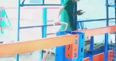 Joven cae al vacío.