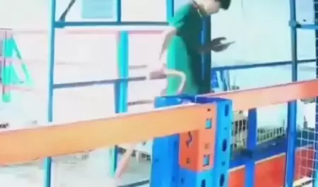 Joven cae al vaco.