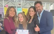 Gabriel Soto y Geraldine Bazn posan para foto familiar