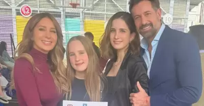 Geraldine Bazán con sus hijas y Gabriel Soto